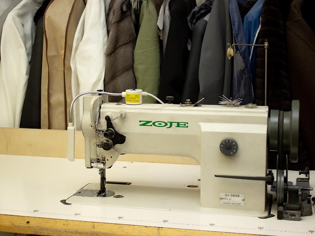 Мастер работает с брендовым изделием