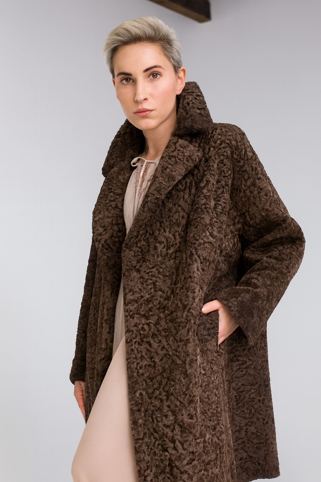 Пальто из каракуля классическое