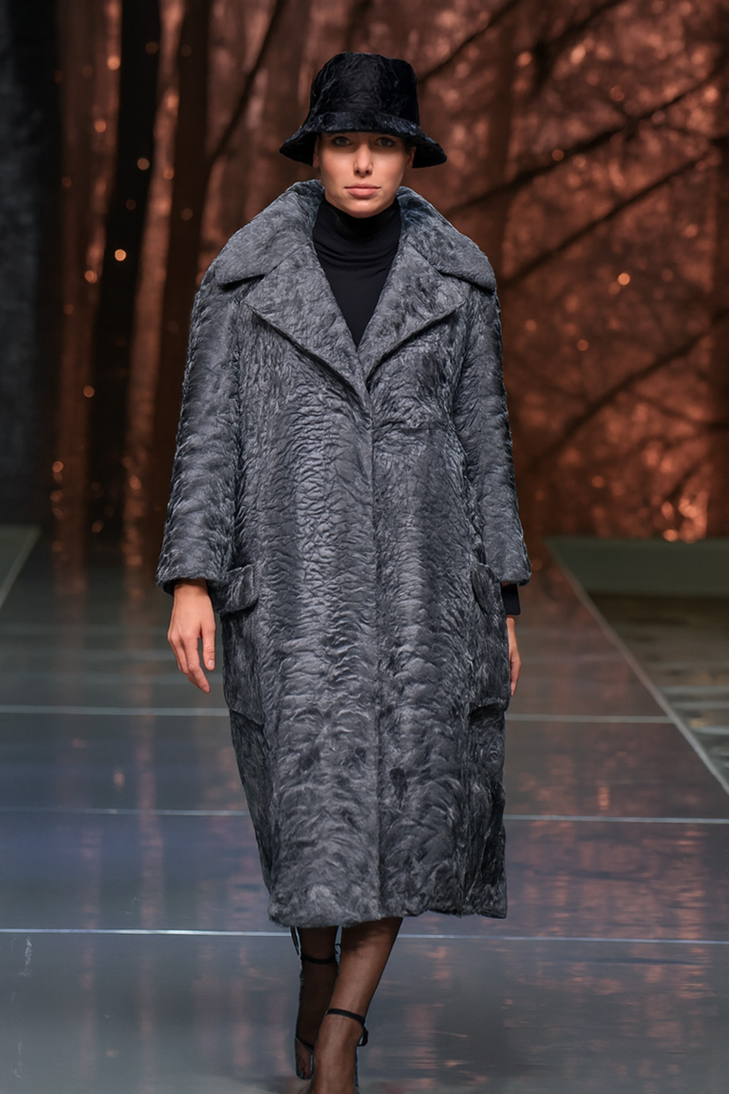 Шуба из каракуля оверсайз